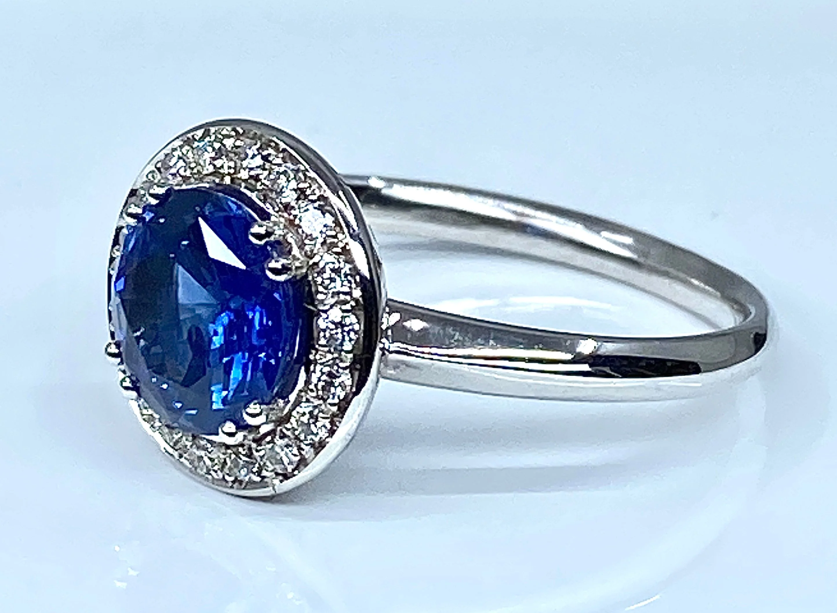 Bague de fiançailles en or blanc 18 carats en saphir et diamants - Image 3