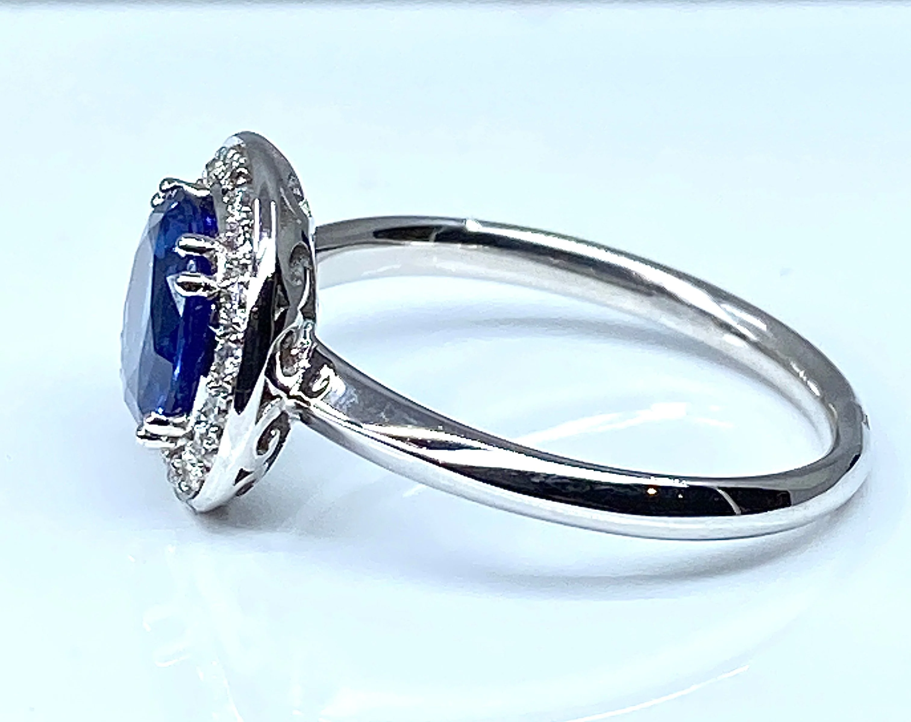 Bague de fiançailles en or blanc 18 carats en saphir et diamants - Image 6
