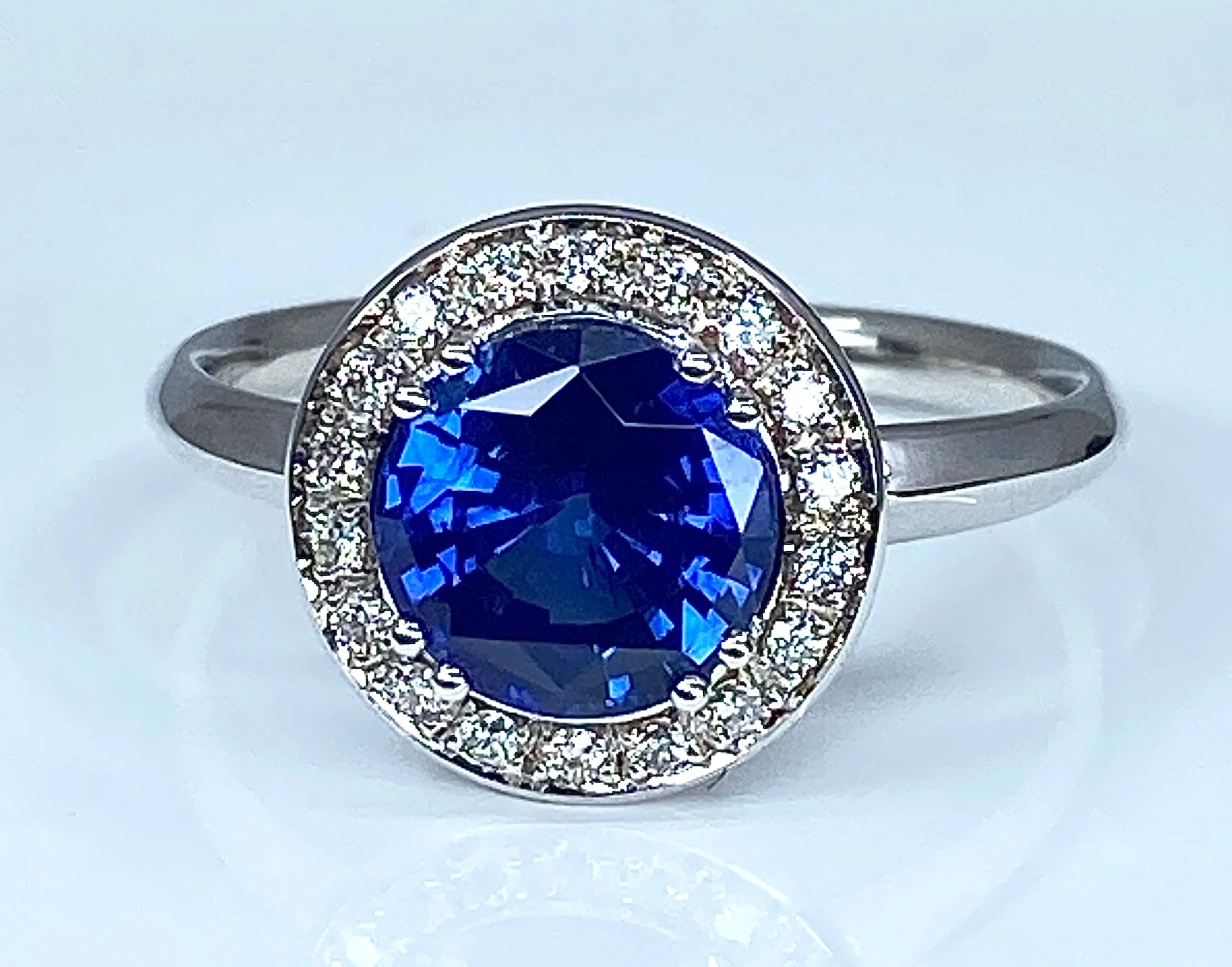 Bague de fiançailles en or blanc 18 carats en saphir et diamants - Image 7