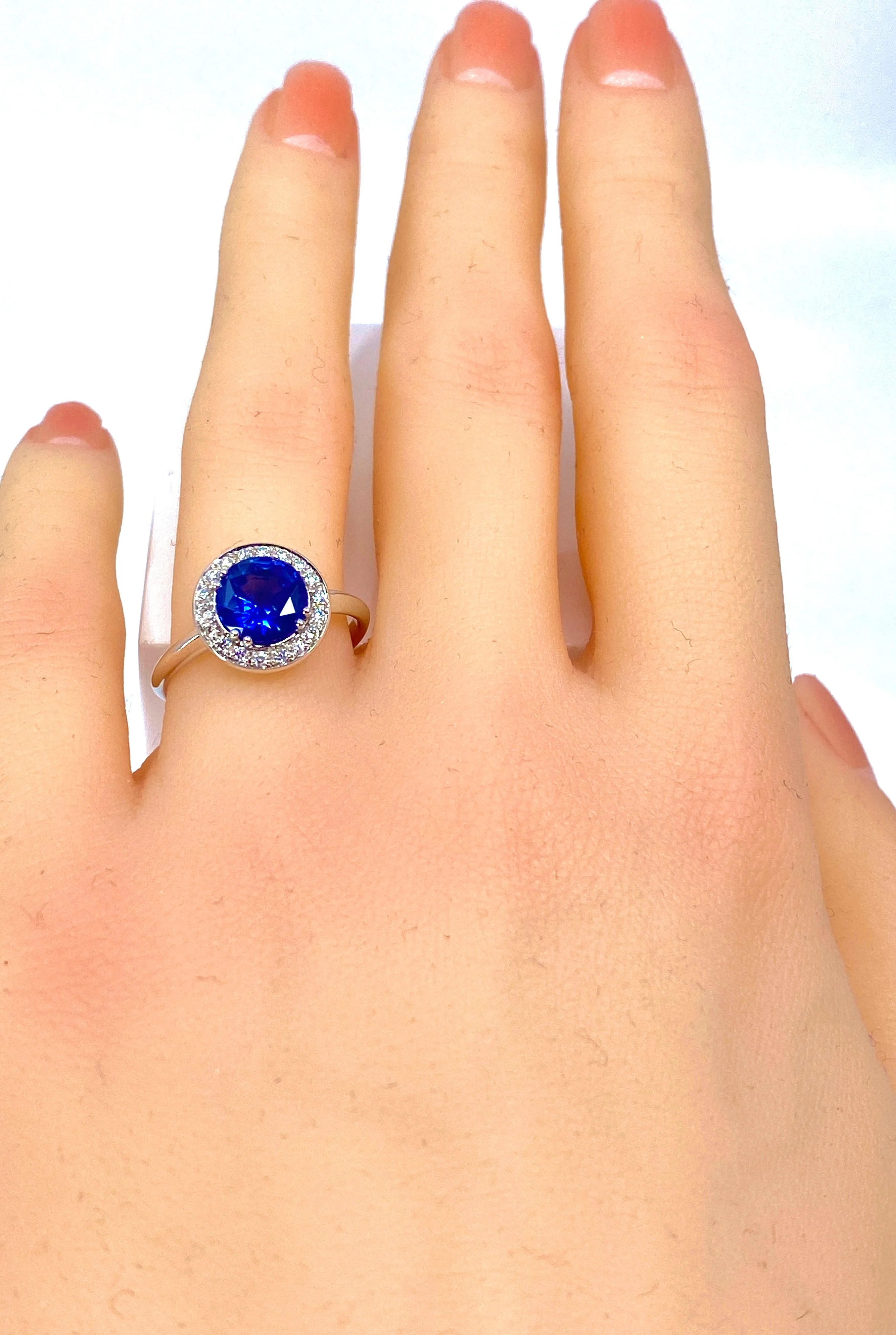 Bague de fiançailles en or blanc 18 carats en saphir et diamants - Image 8