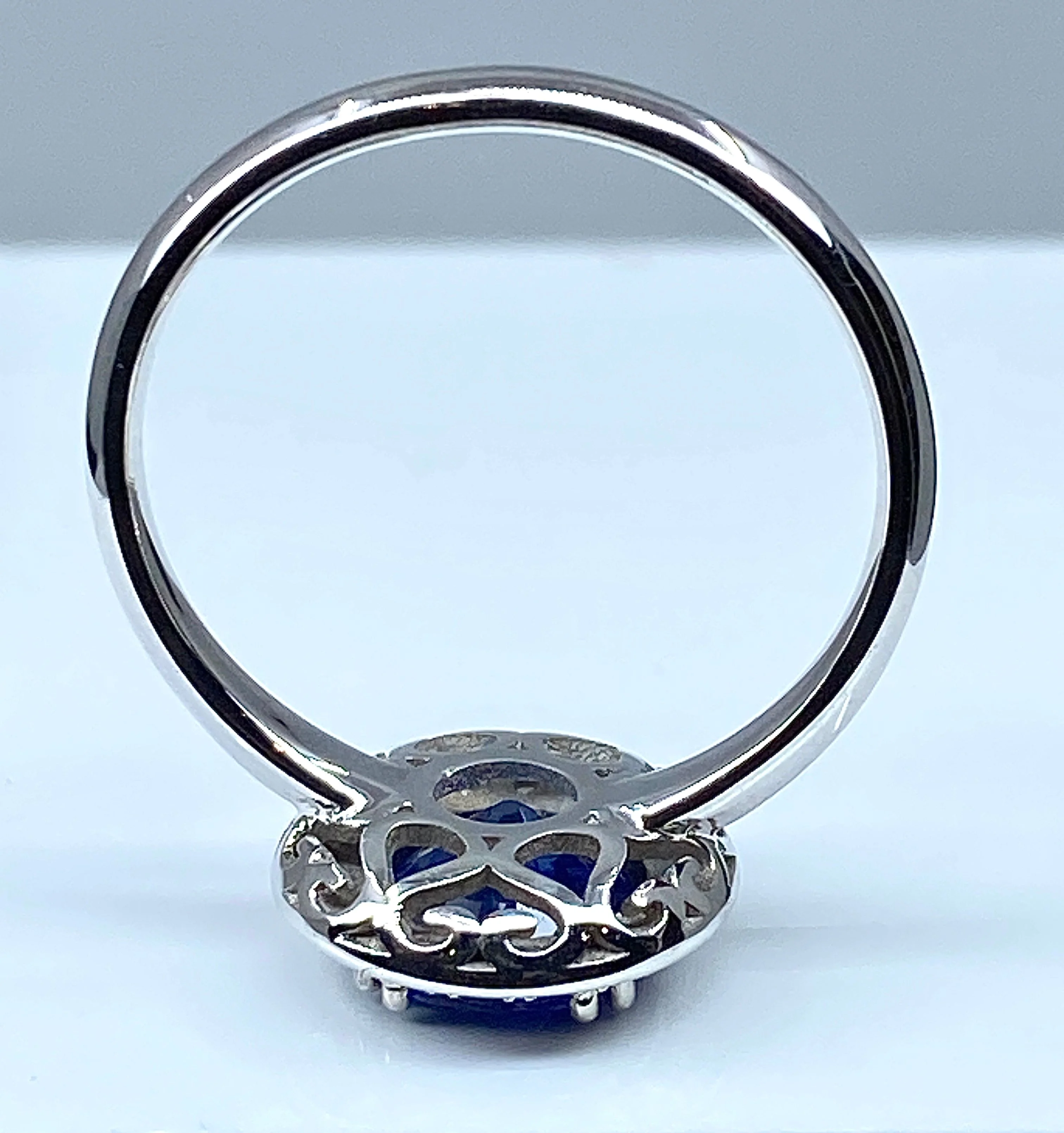 Bague de fiançailles en or blanc 18 carats en saphir et diamants - Image 9