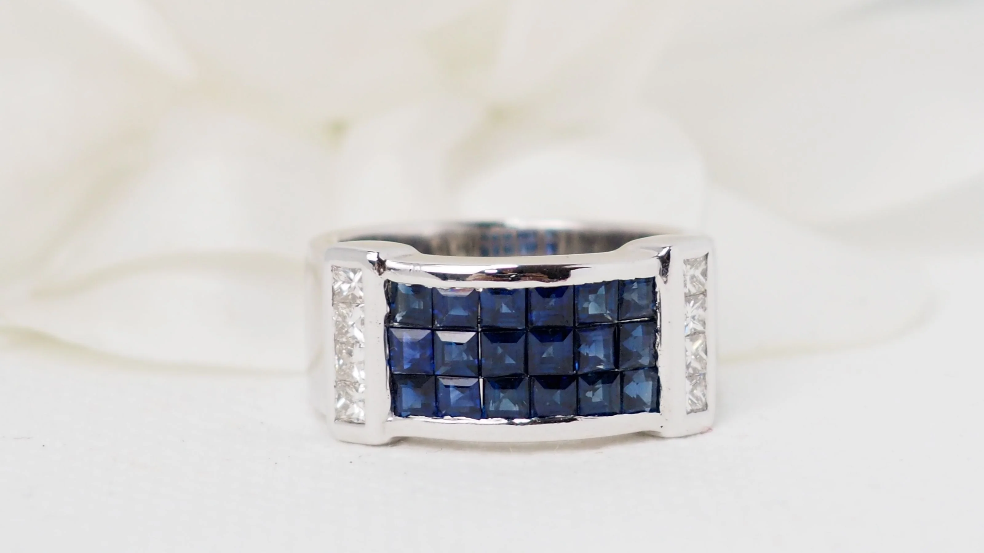 Bague bandeau en or blanc, saphirs et diamants