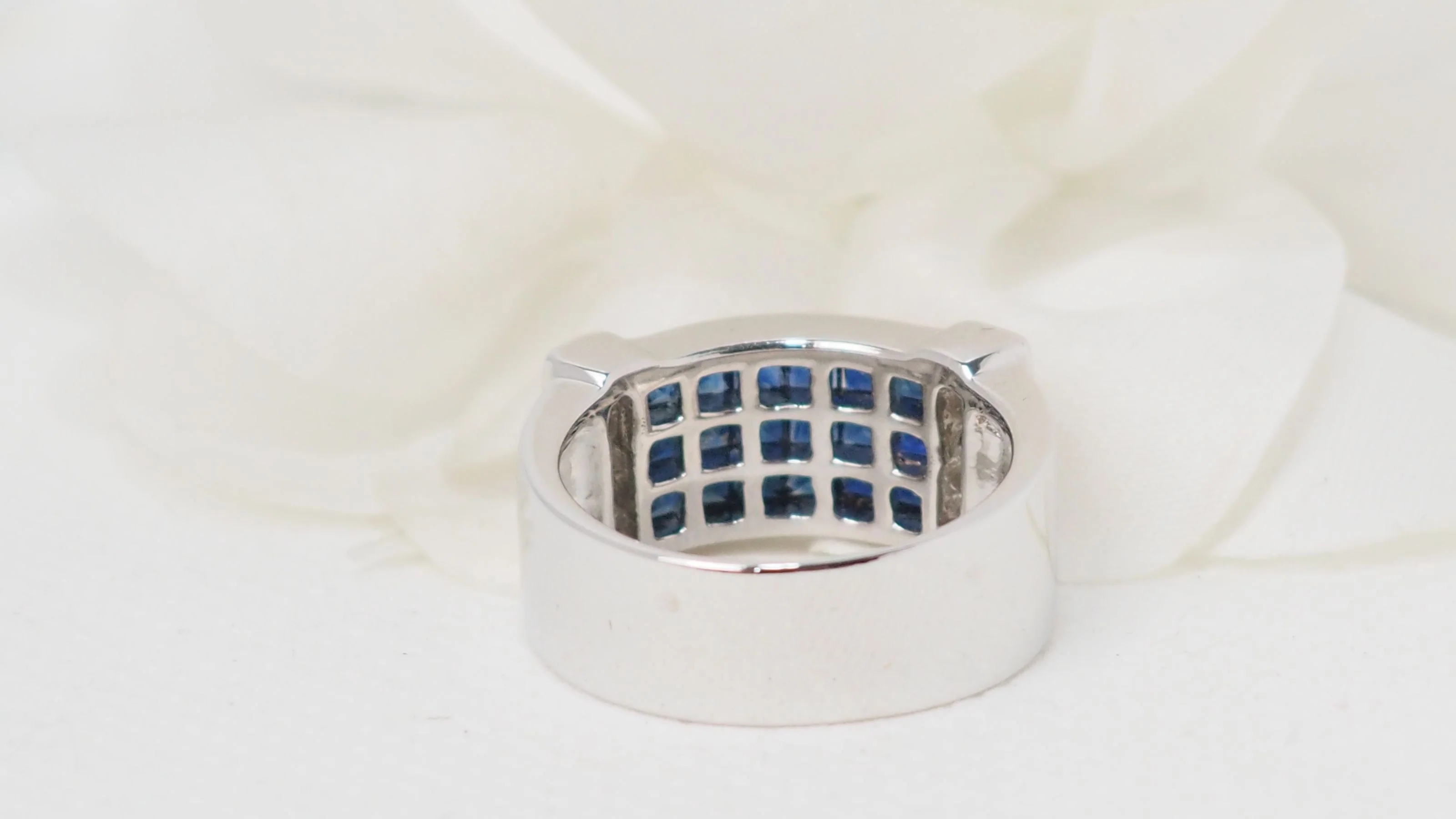 Bague bandeau en or blanc, saphirs et diamants - Image 6