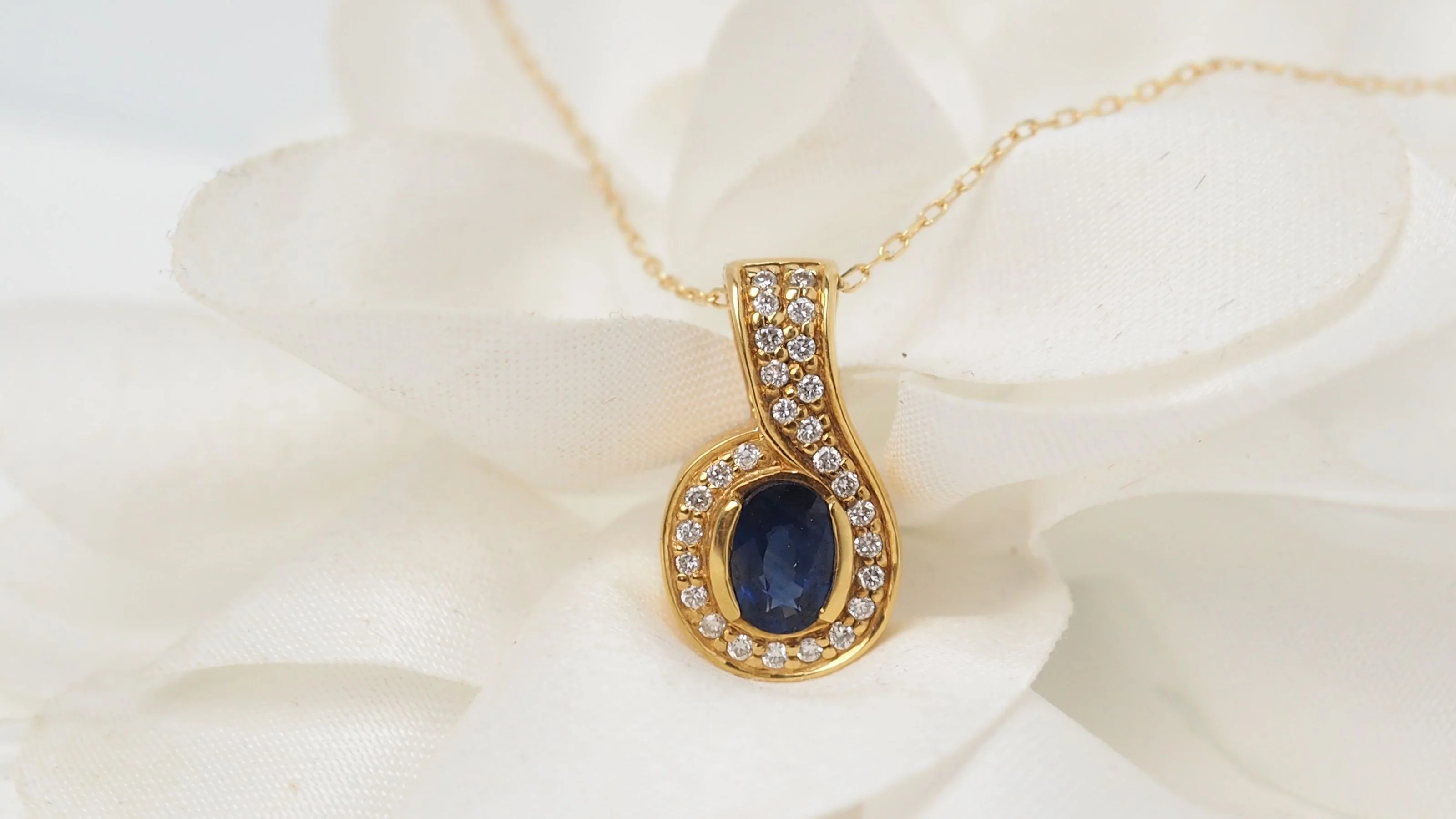Pendentif et chaîne en or jaune, saphir et diamants