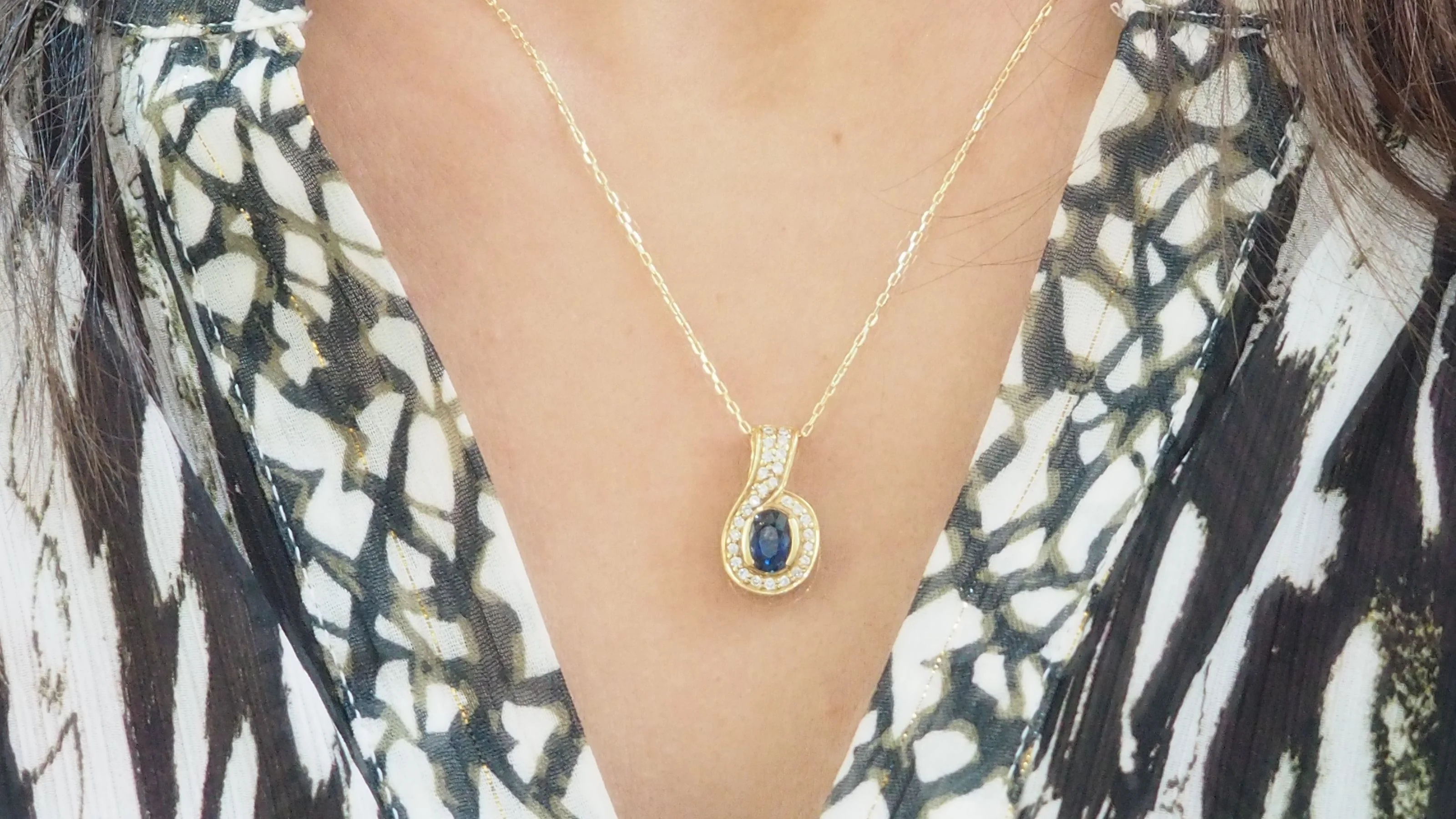 Pendentif et chaîne en or jaune, saphir et diamants - Image 2