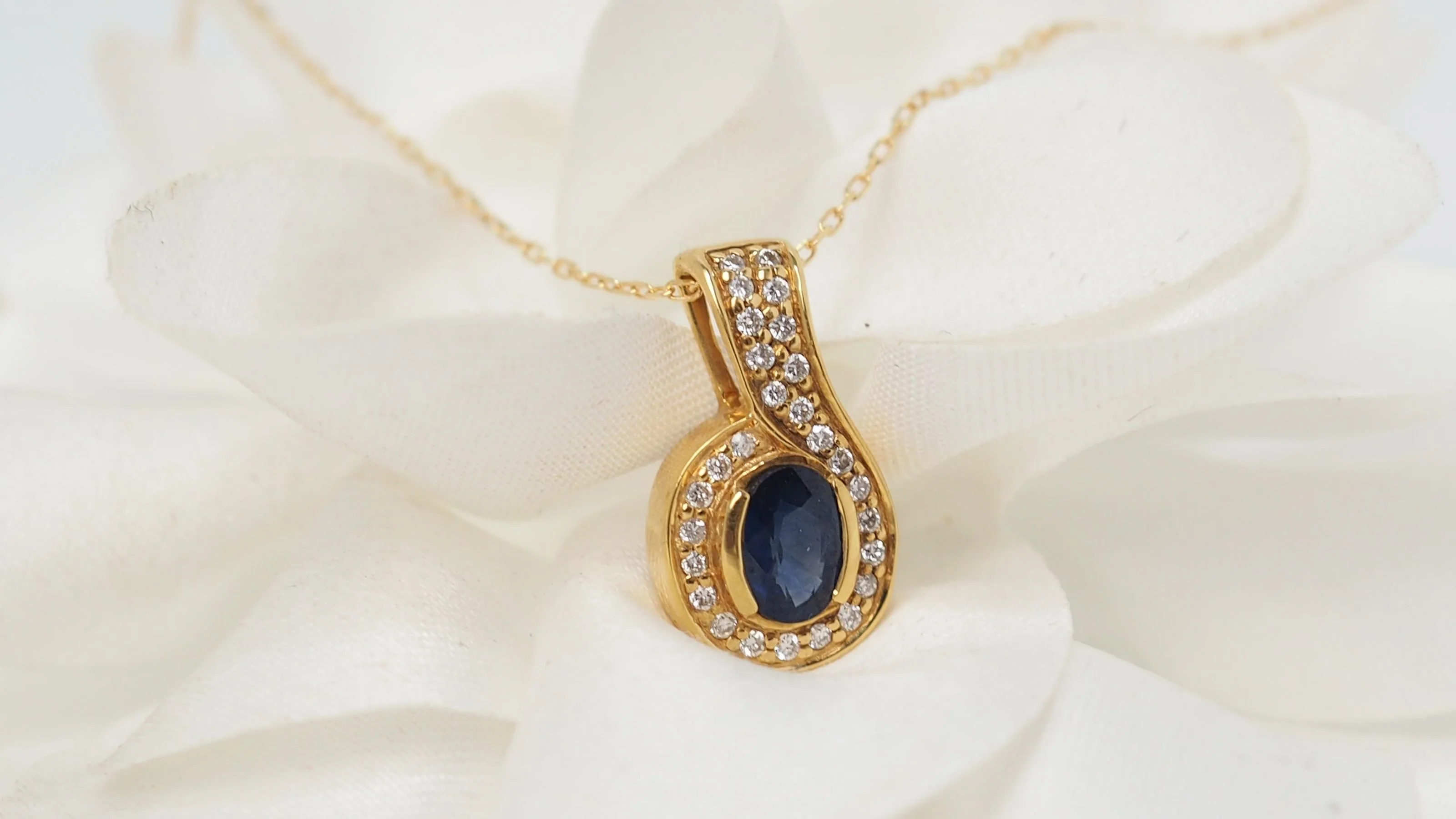 Pendentif et chaîne en or jaune, saphir et diamants - Image 3