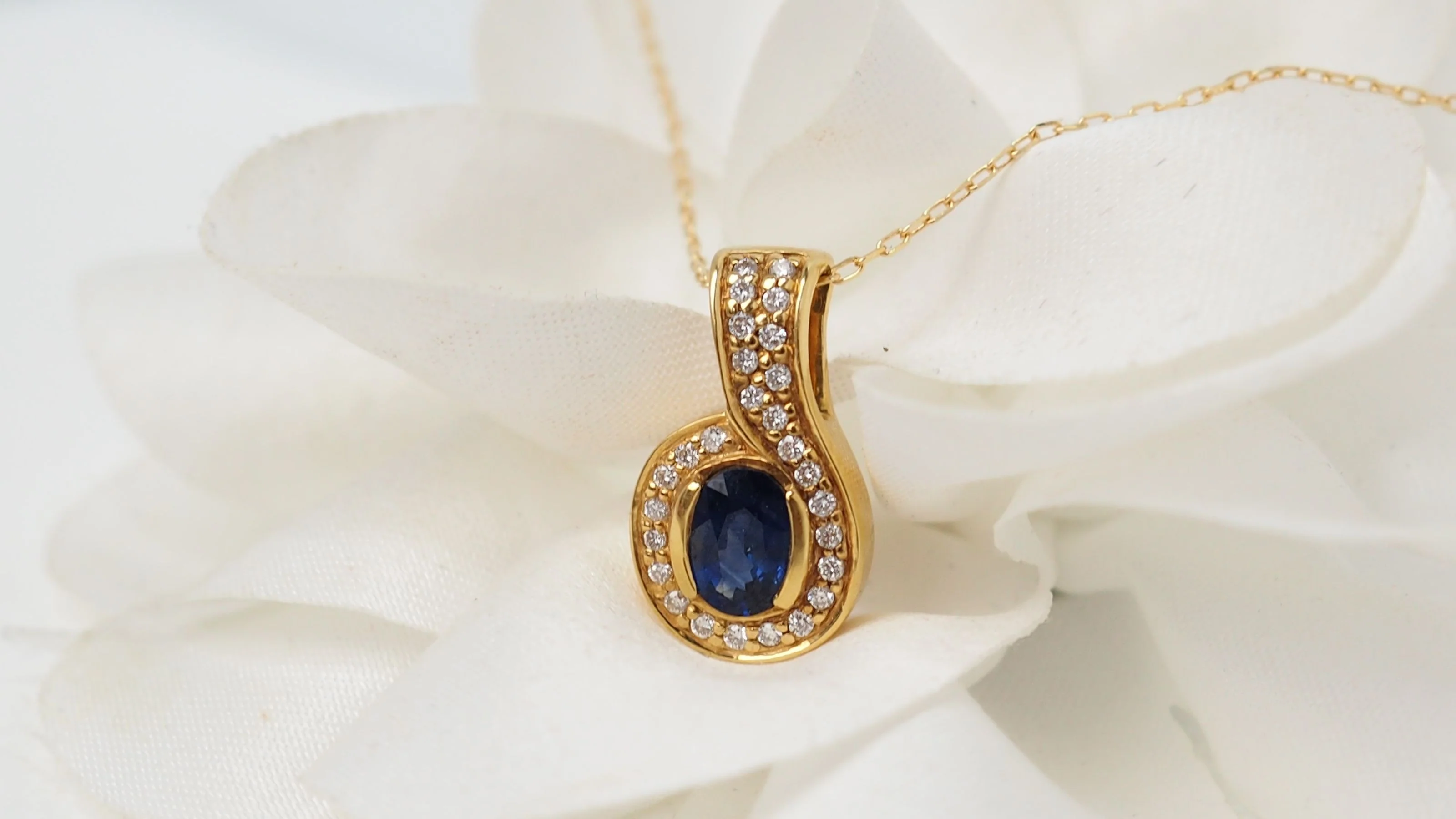 Pendentif et chaîne en or jaune, saphir et diamants - Image 4