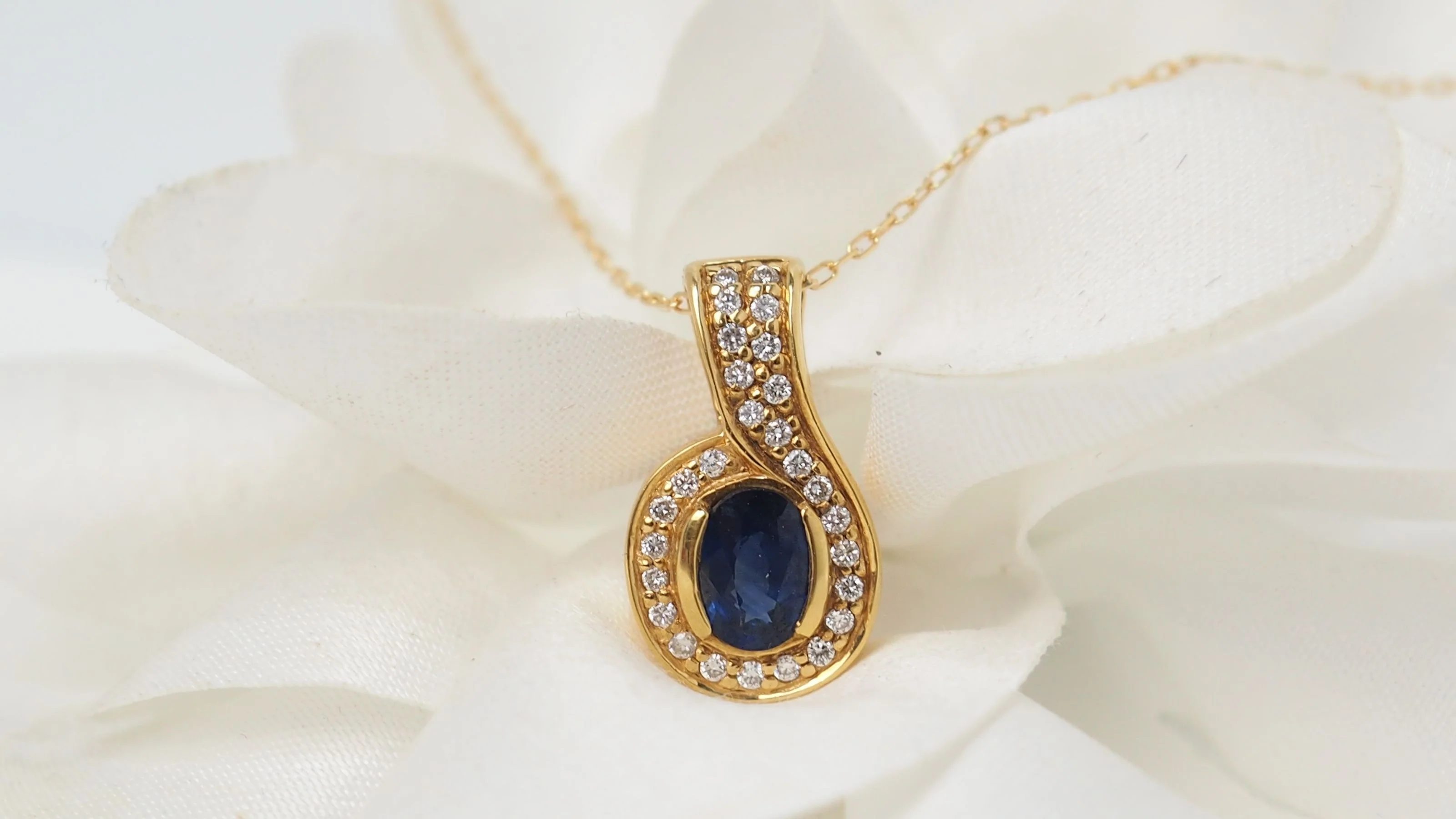 Pendentif et chaîne en or jaune, saphir et diamants - Image 5