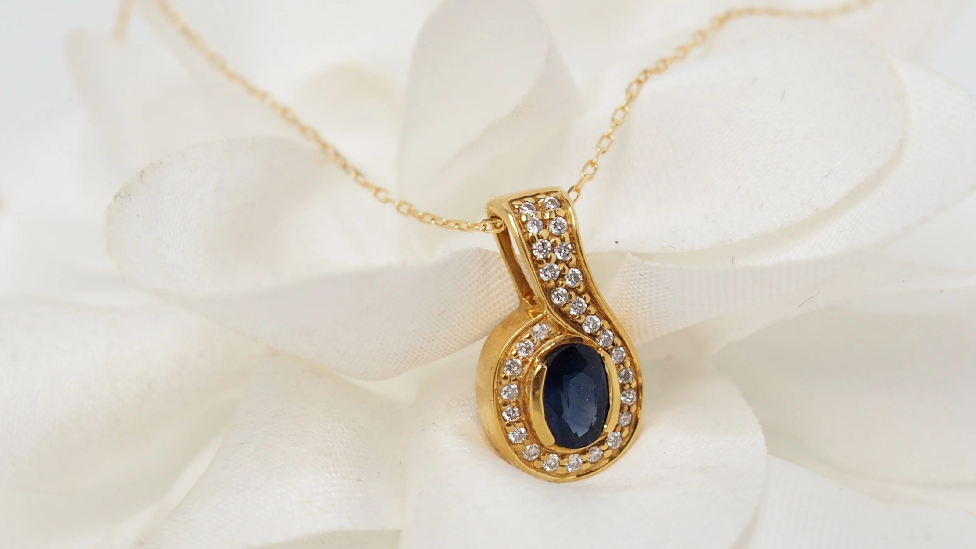Pendentif et chaîne en or jaune, saphir et diamants - Image 6