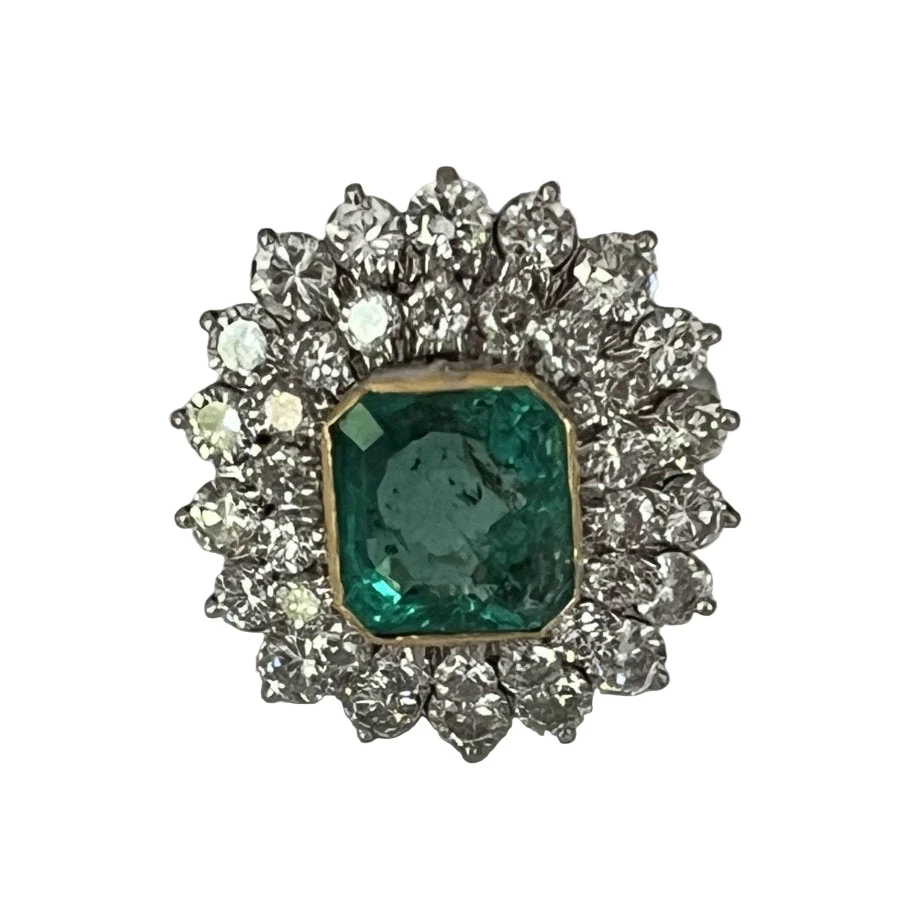 Bague Entourage en or blanc, émeraude et diamants