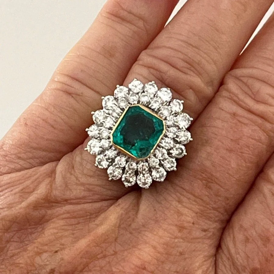 Bague Entourage en or blanc, émeraude et diamants - Image 2