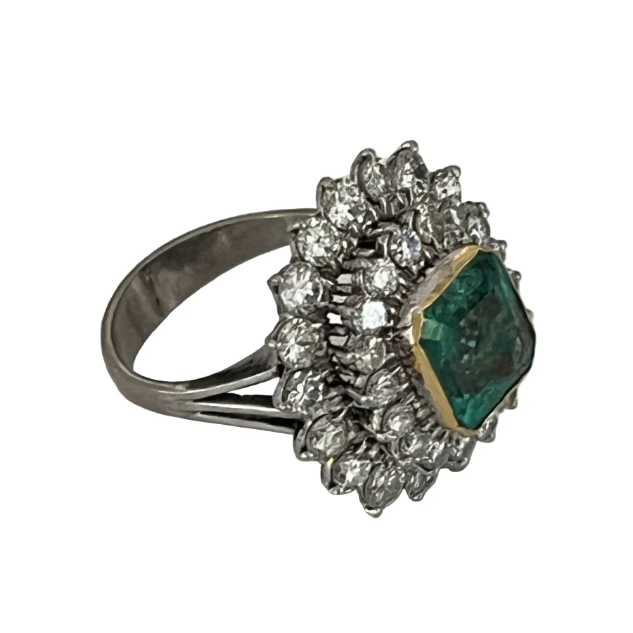 Bague Entourage en or blanc, émeraude et diamants - Image 3