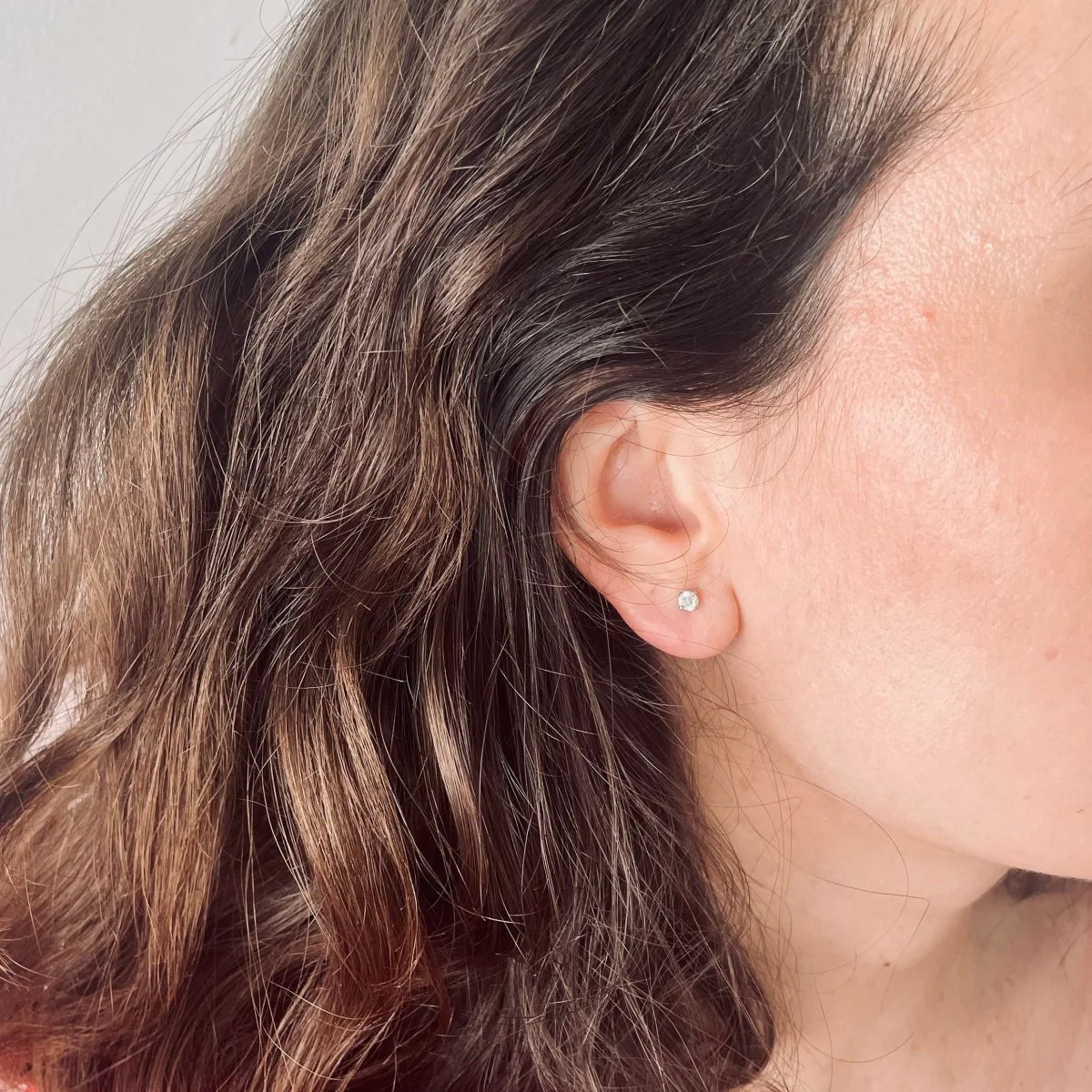 Boucles d'oreilles Puces en or blanc et diamants - Image 2