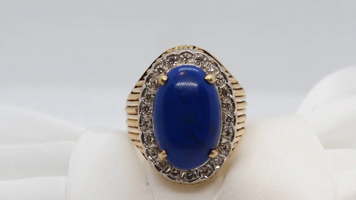 Bague en or jaune, cabochon de Lapis Lazuli et diamants