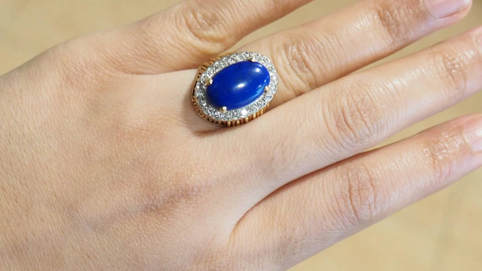 Bague en or jaune, cabochon de Lapis Lazuli et diamants - Image 2