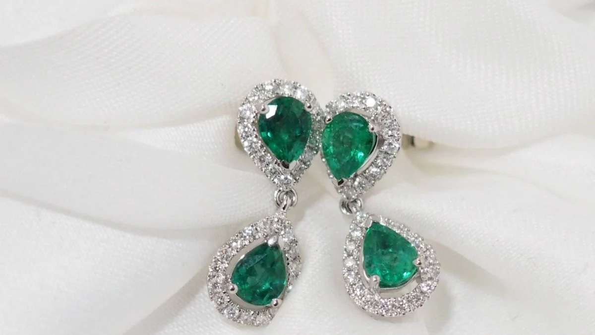 Pendants d'Oreille En Or Blanc, Emeraudes Et Diamants