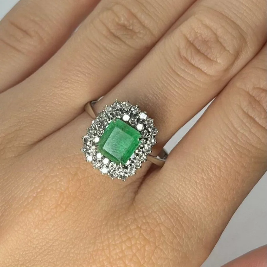 Bague Marguerite en or blanc, émeraude, et diamants - Image 2