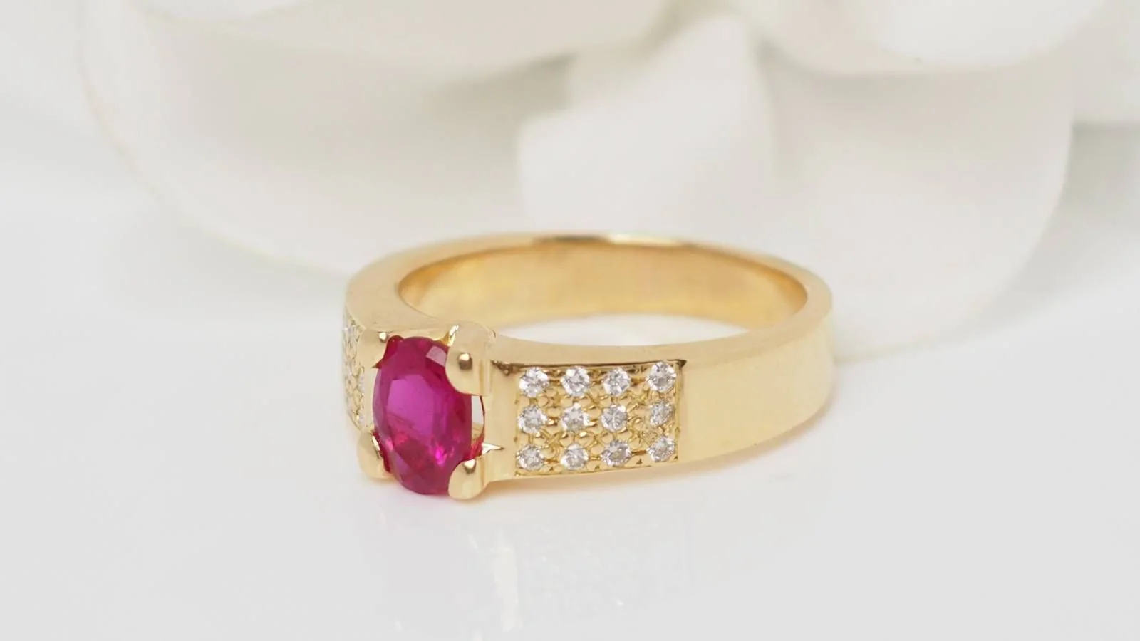 Bague en or jaune, rubis et diamants - Image 4