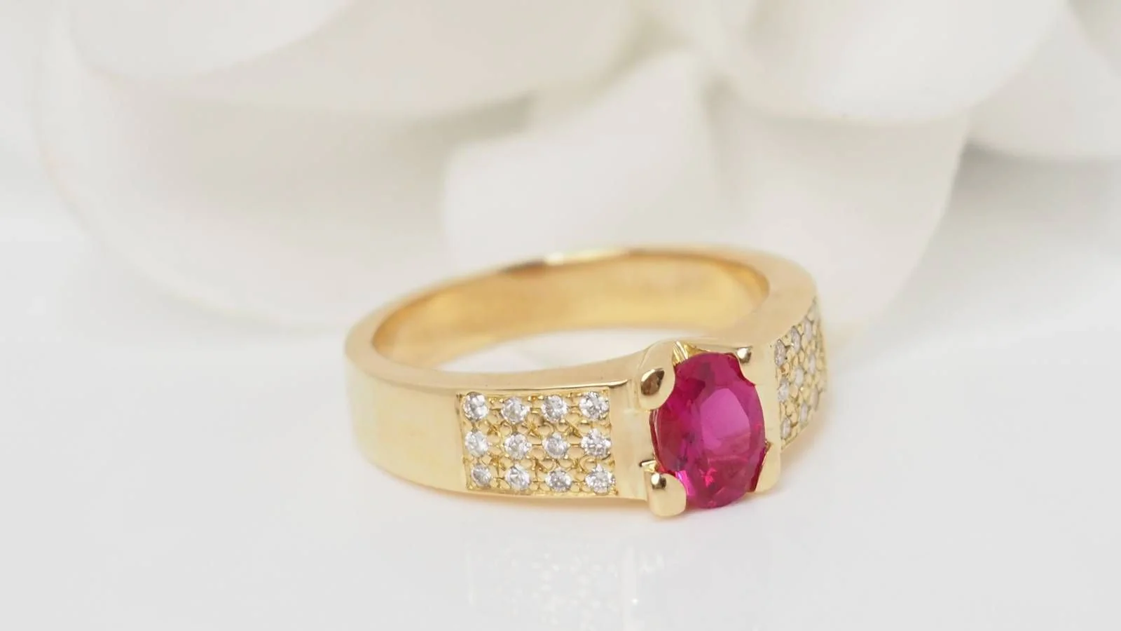 Bague en or jaune, rubis et diamants - Image 5