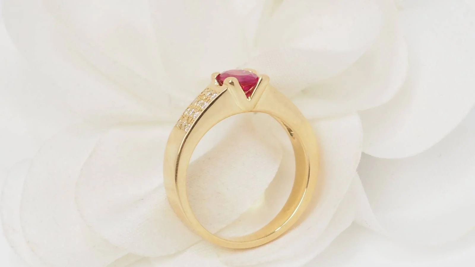 Bague en or jaune, rubis et diamants - Image 6