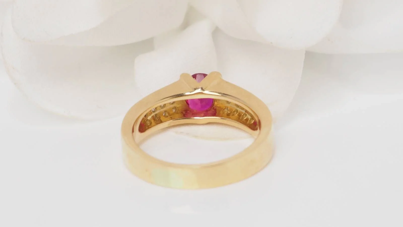 Bague en or jaune, rubis et diamants - Image 8