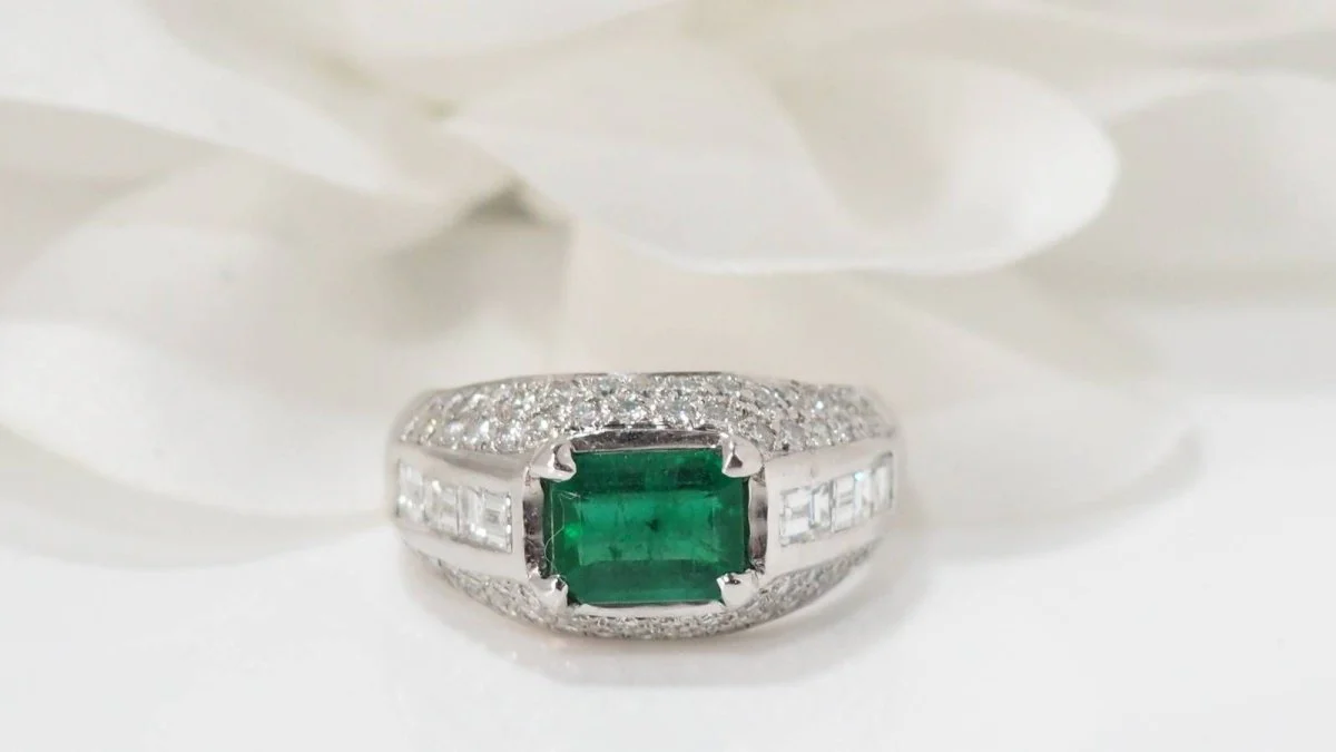Bague jonc en or blanc émeraude et diamants