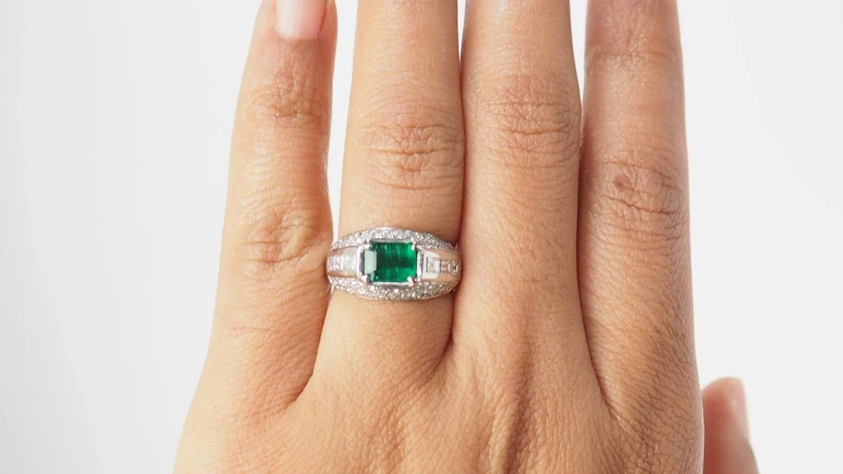 Bague jonc en or blanc émeraude et diamants - Image 2