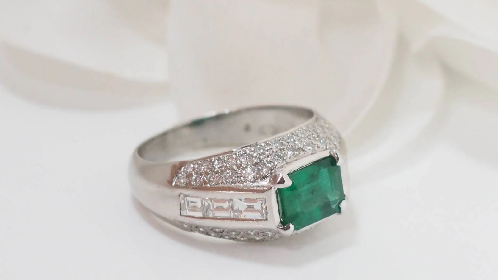 Bague jonc en or blanc émeraude et diamants - Image 3