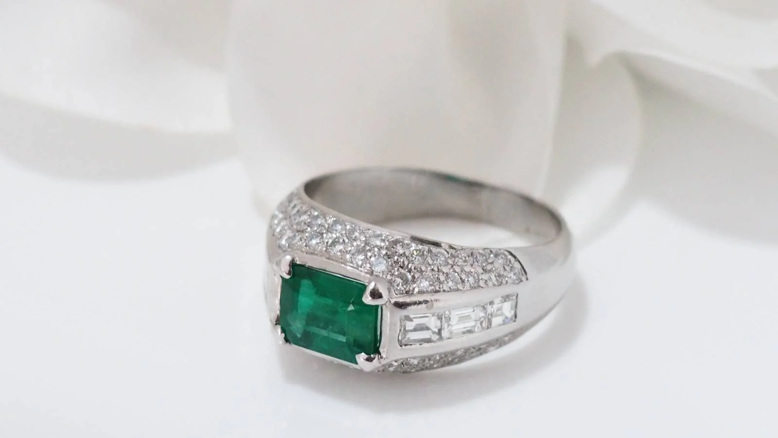 Bague jonc en or blanc émeraude et diamants - Image 4
