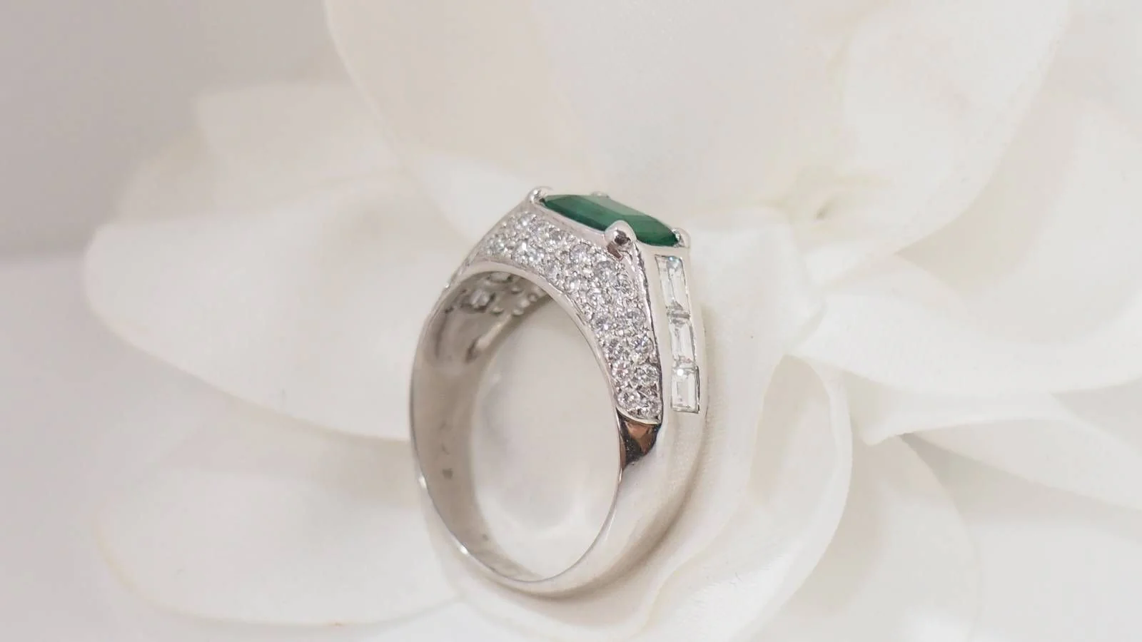 Bague jonc en or blanc émeraude et diamants - Image 5