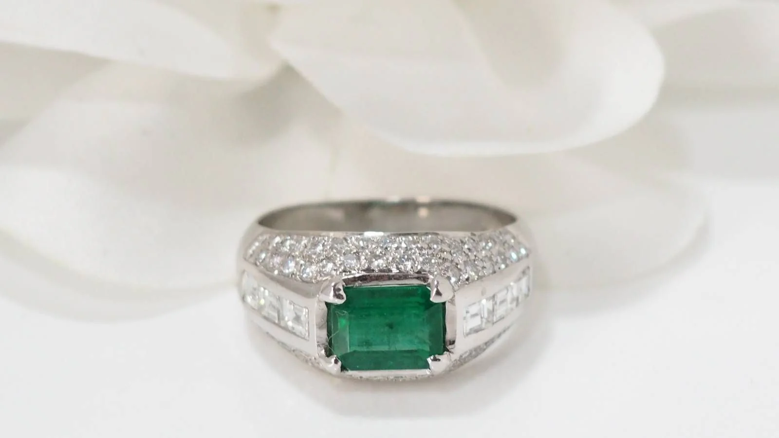 Bague jonc en or blanc émeraude et diamants - Image 6