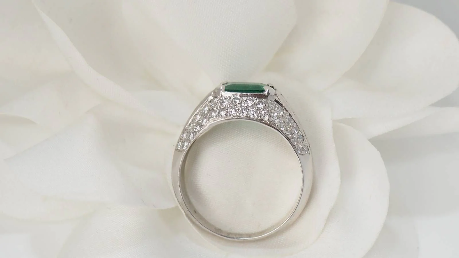 Bague jonc en or blanc émeraude et diamants - Image 7