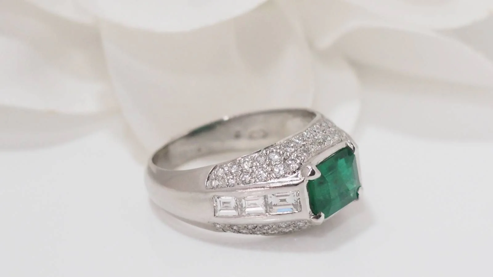 Bague jonc en or blanc émeraude et diamants - Image 8