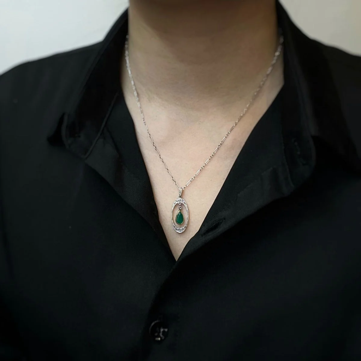 Collier - Or, platine, diamants & émeraude - Image 2