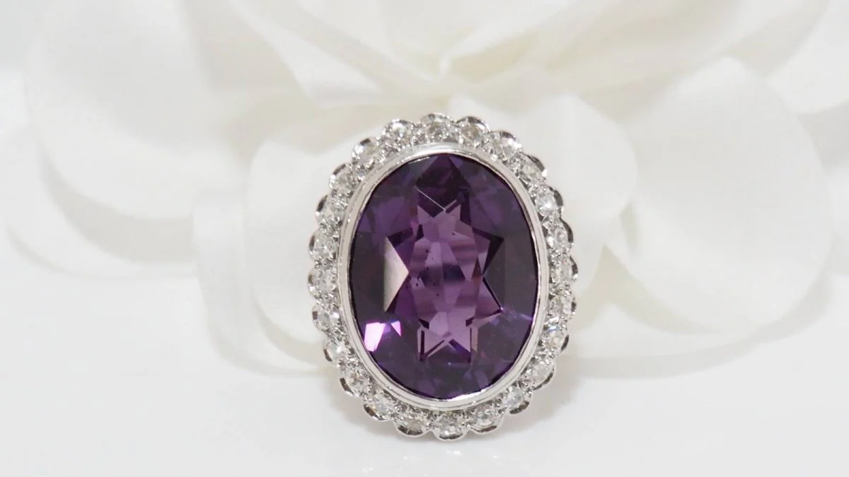 Bague or blanc et platine, corindon violet et diamants