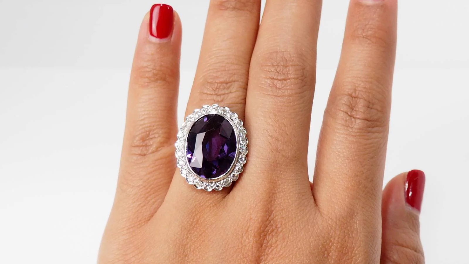 Bague or blanc et platine, corindon violet et diamants - Image 3