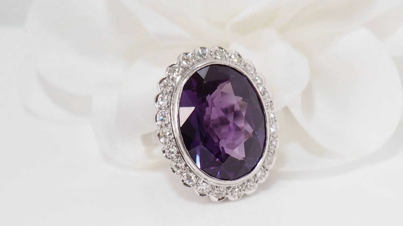 Bague or blanc et platine, corindon violet et diamants - Image 4