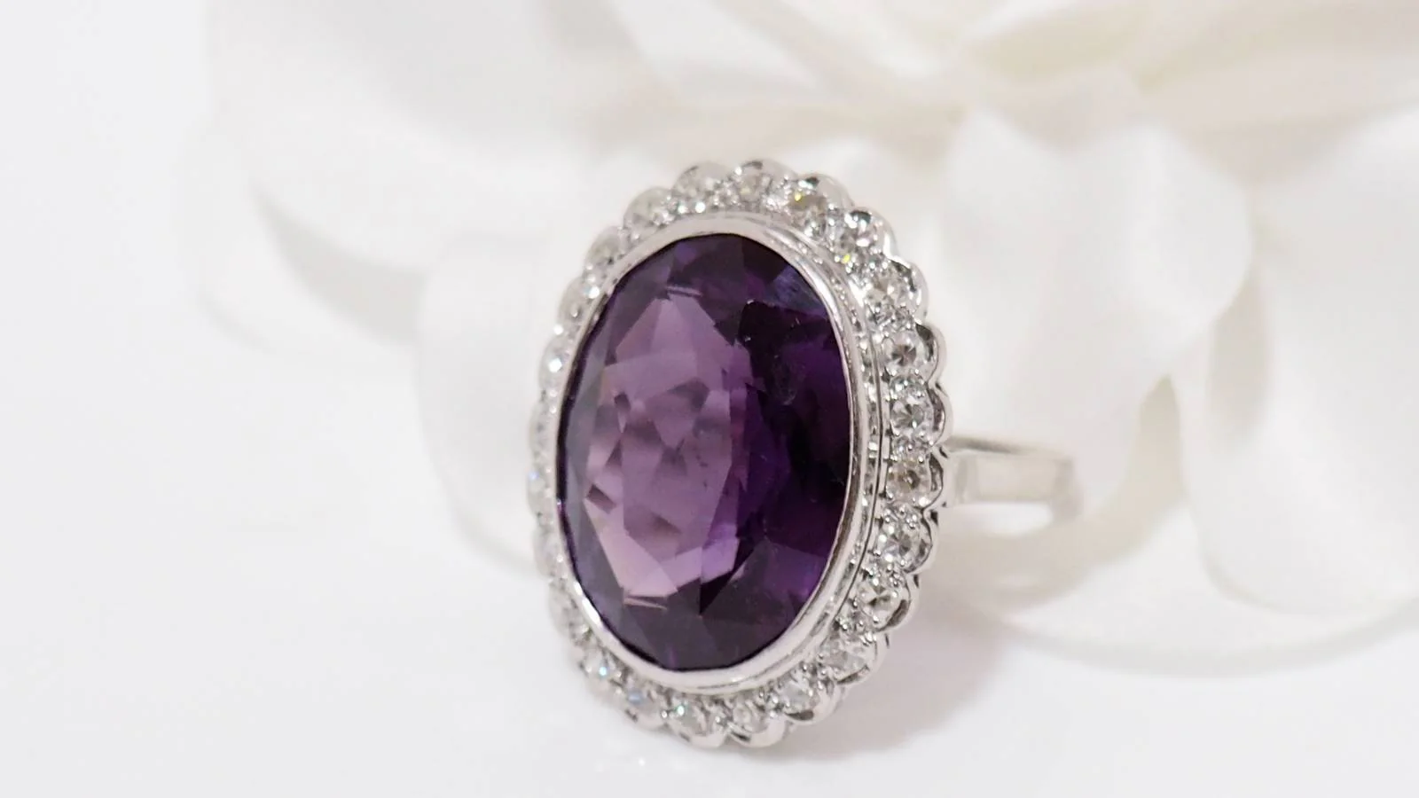 Bague or blanc et platine, corindon violet et diamants - Image 5