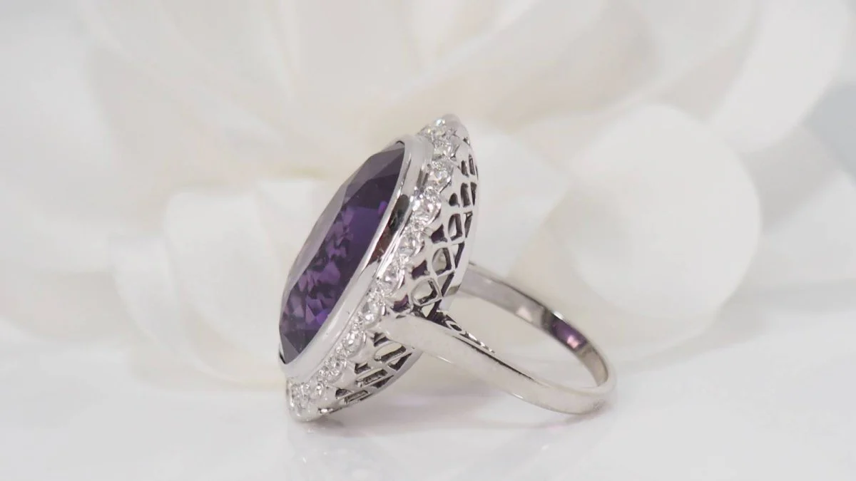 Bague or blanc et platine, corindon violet et diamants - Image 6