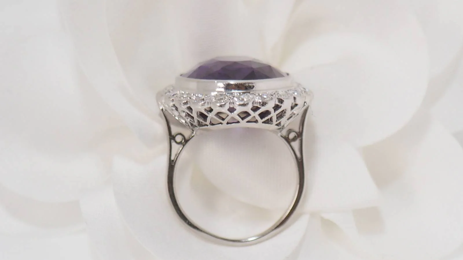 Bague or blanc et platine, corindon violet et diamants - Image 7