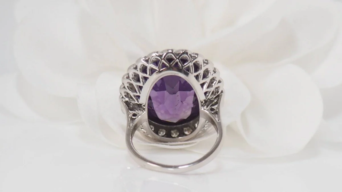 Bague or blanc et platine, corindon violet et diamants - Image 8