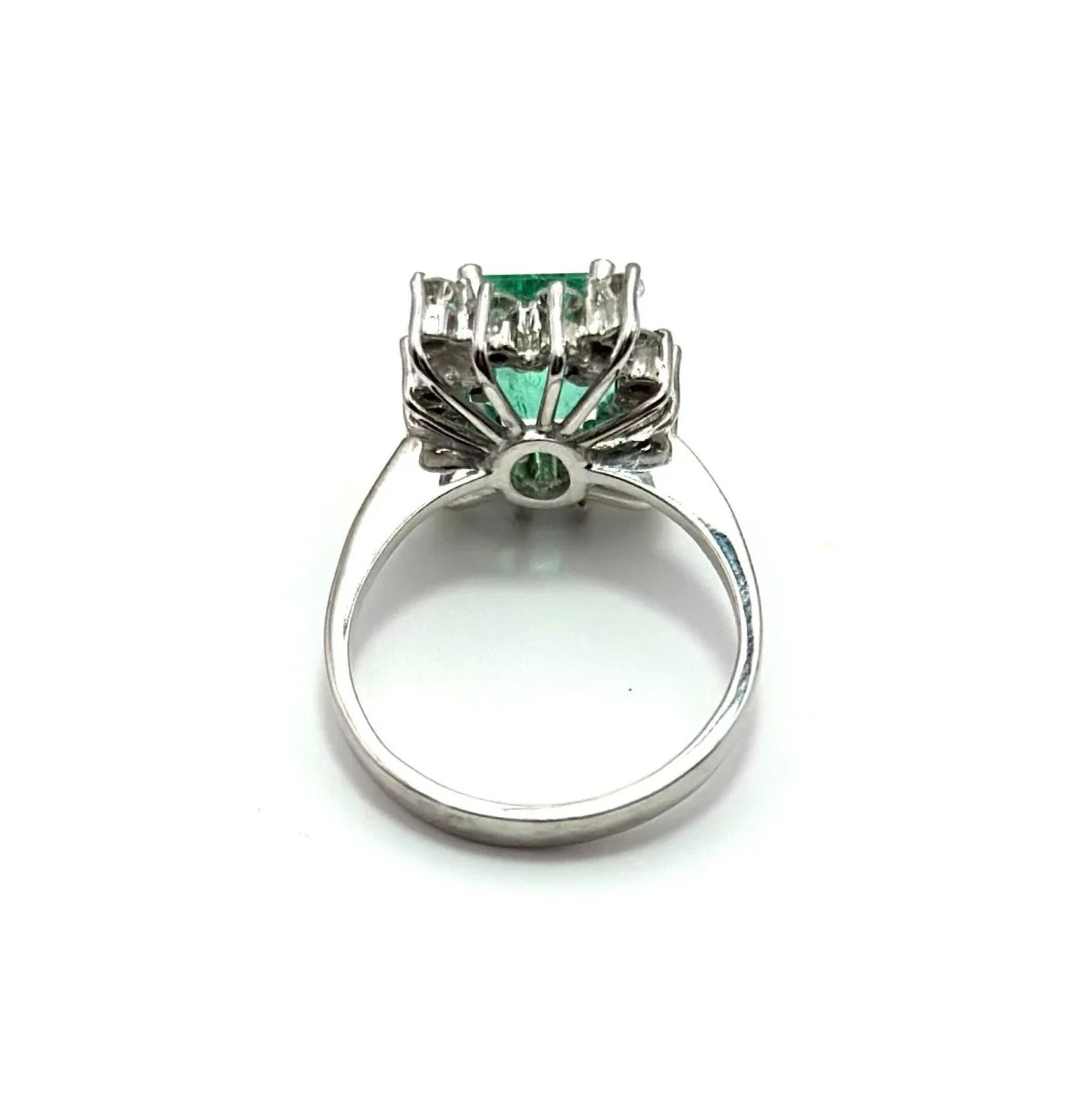 Bague Entourage en or blanc, émeraude et diamants - Image 3