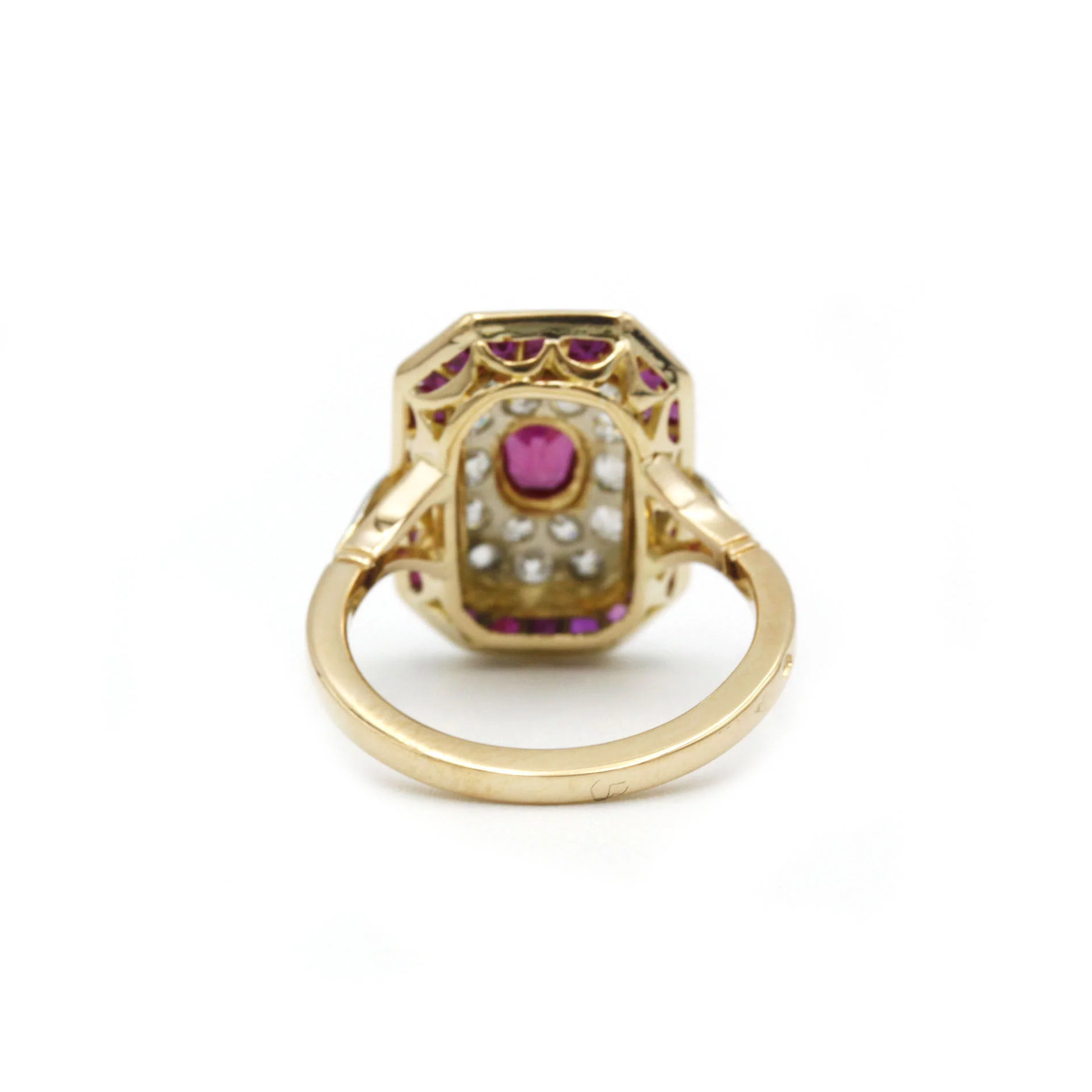 Bague en or jaune, rubis et diamants - Image 3