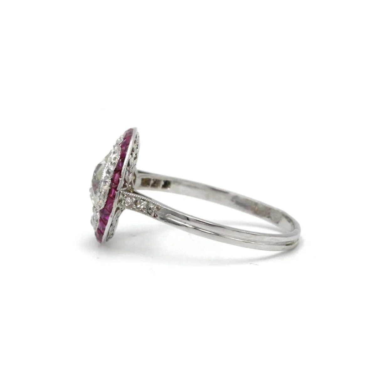 Bague art-deco or 750 et  platine, diamants tailles ancienne et rubis calibrés années 1920 - Image 2