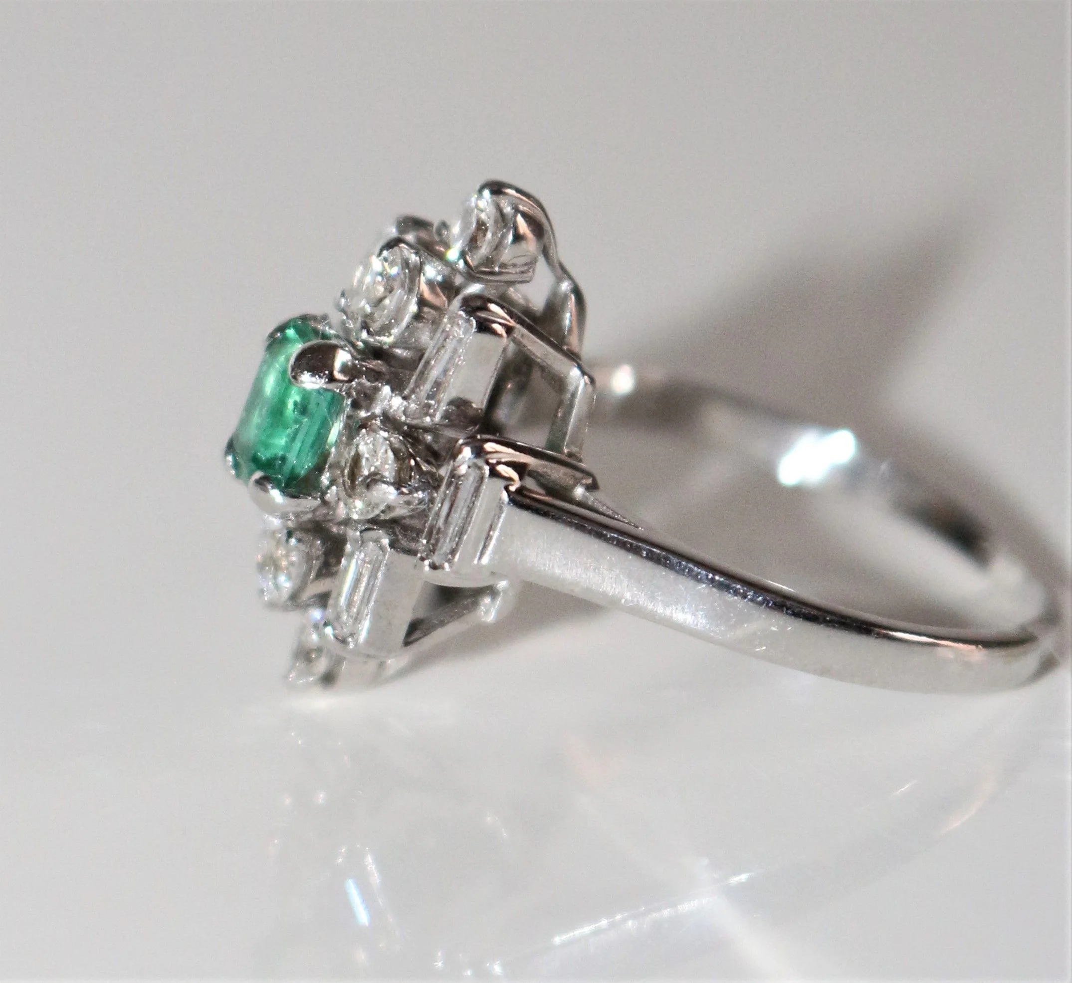 Bague Fleur Moderniste émeraude - Image 3