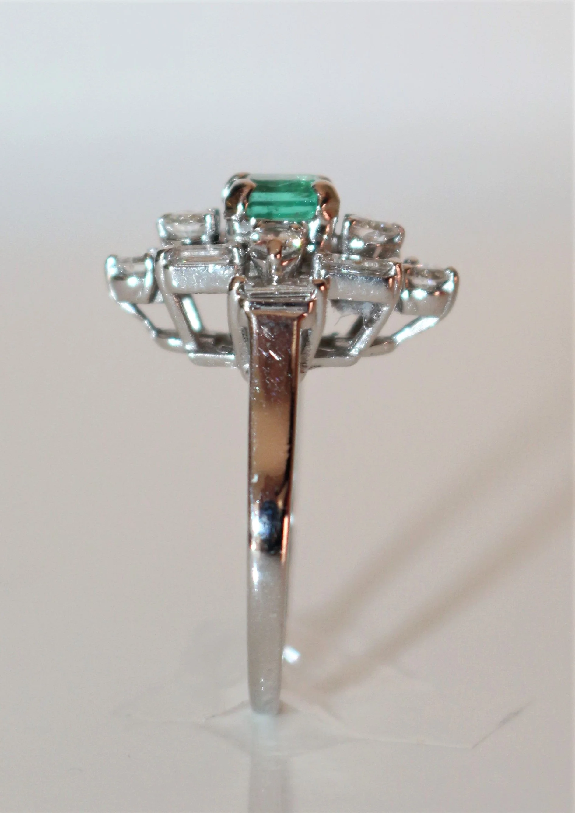 Bague Fleur Moderniste émeraude - Image 4