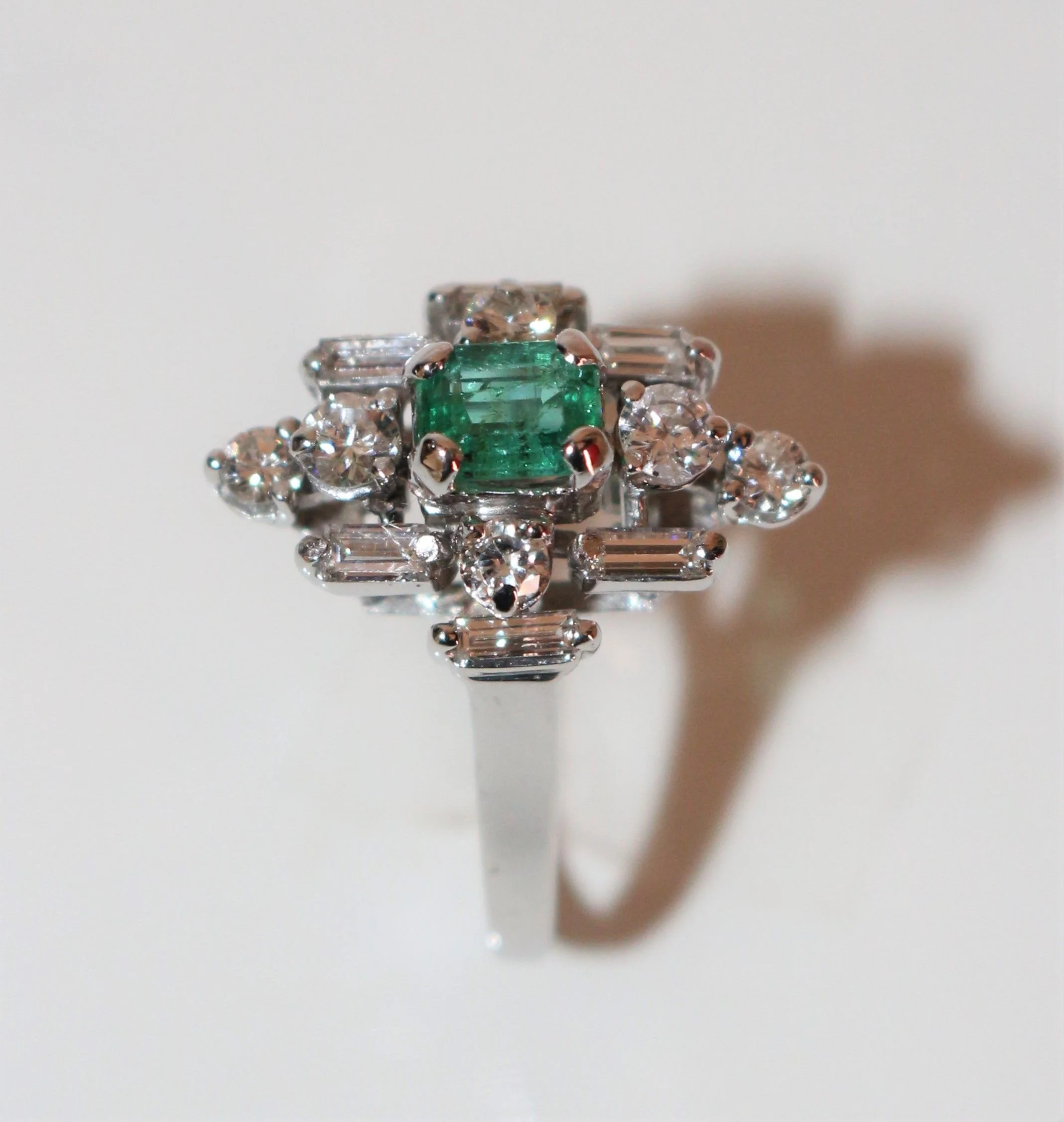 Bague Fleur Moderniste émeraude - Image 5