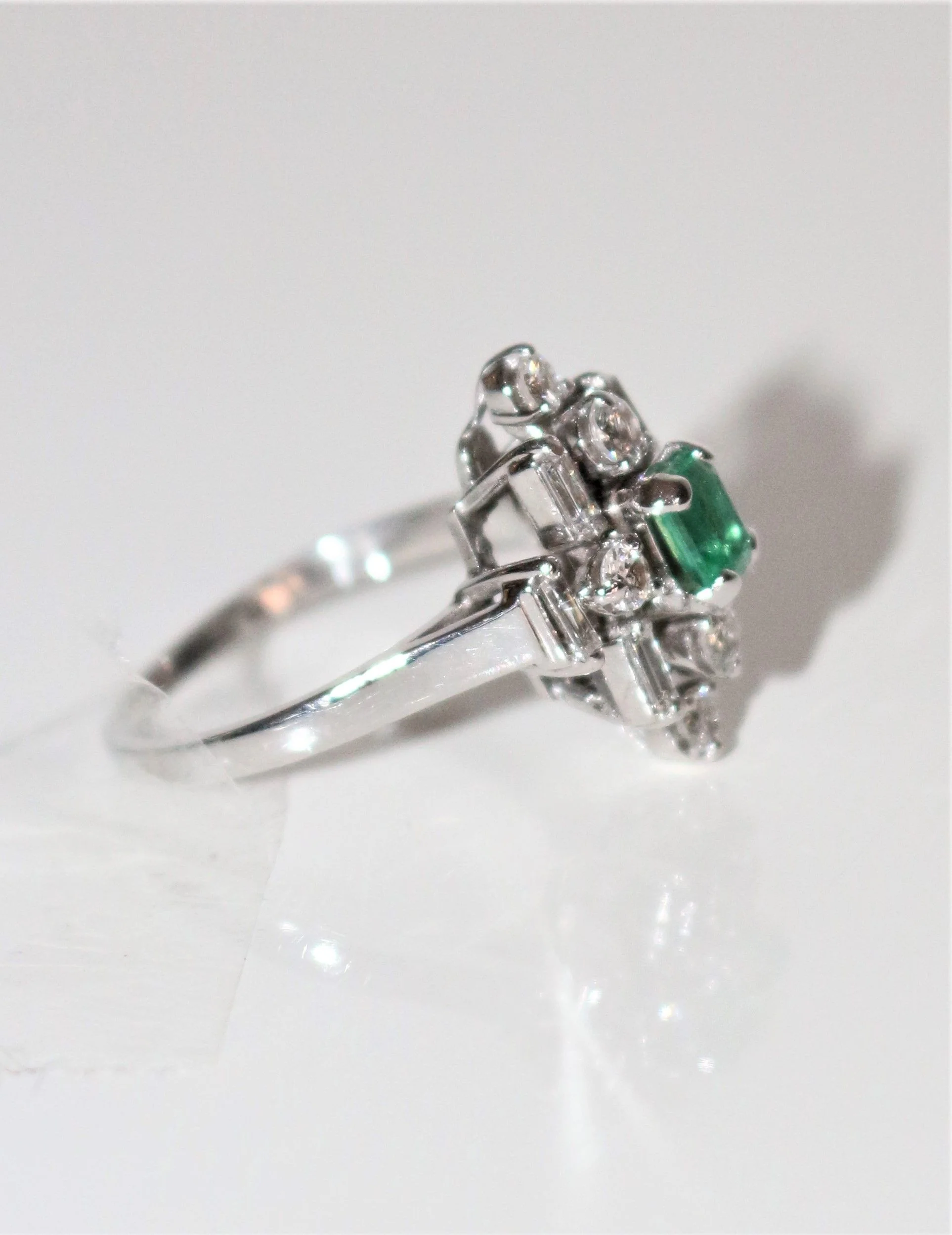 Bague Fleur Moderniste émeraude - Image 6