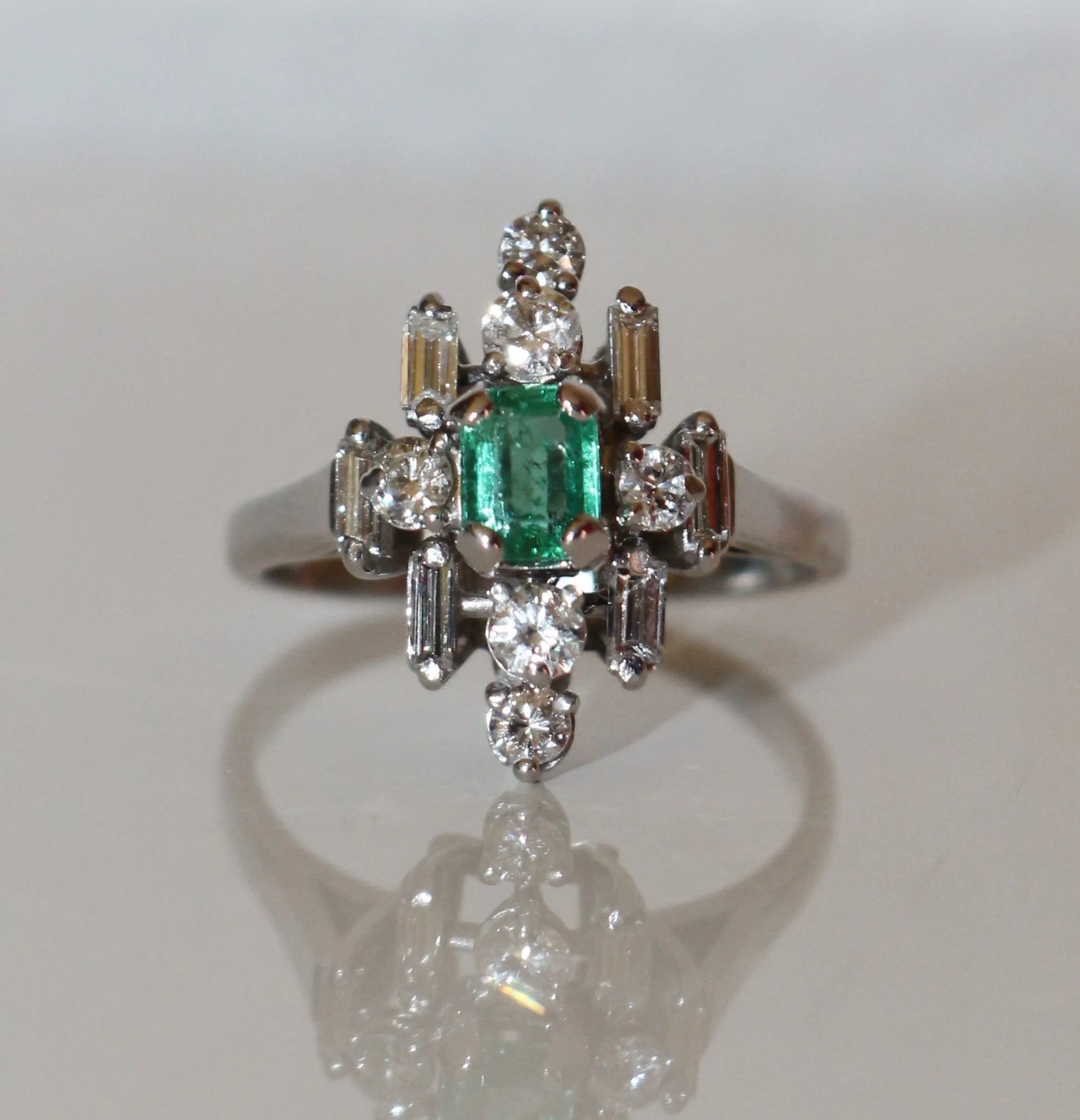 Bague Fleur Moderniste émeraude - Image 7