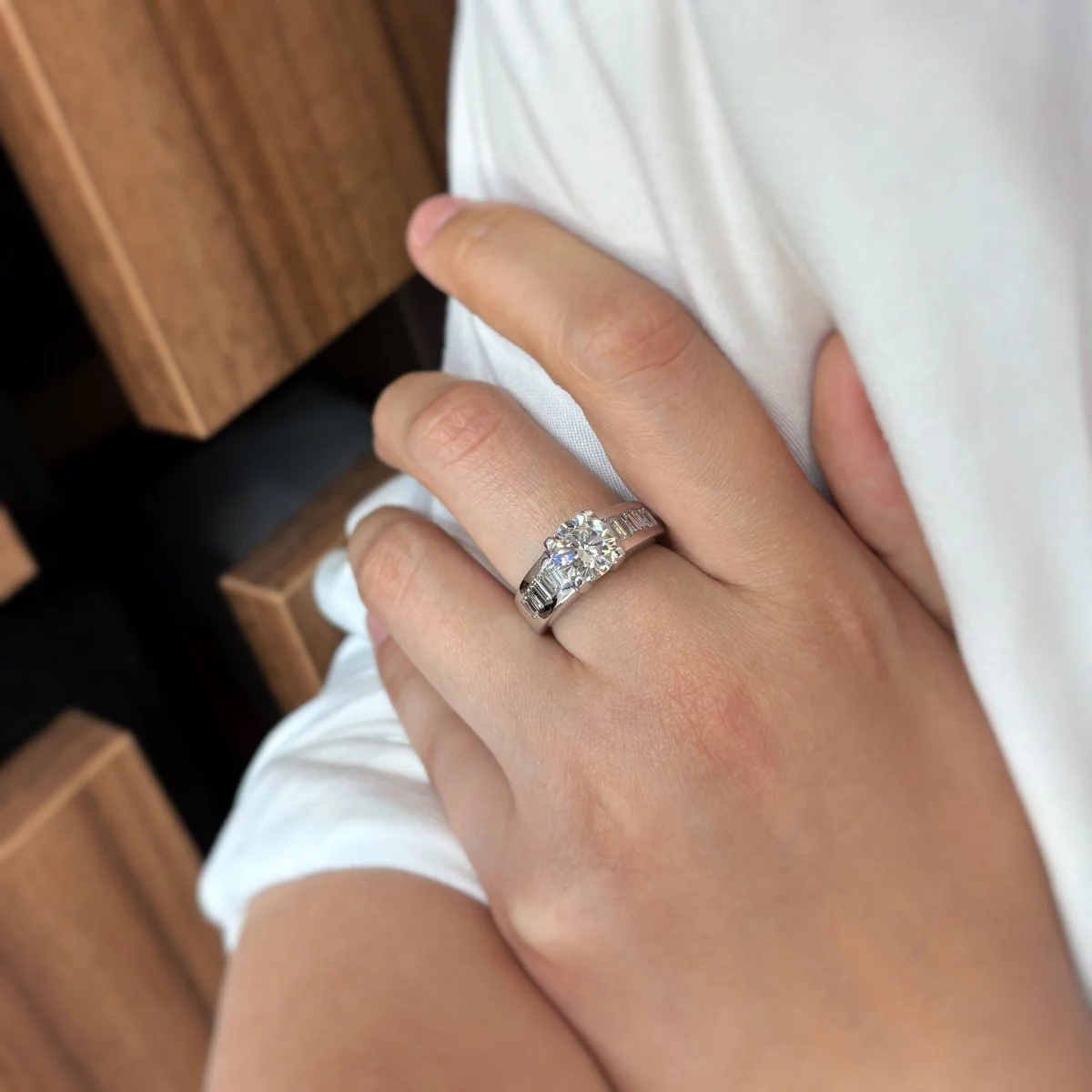 Bague Entourage en or blanc et diamants - Image 2
